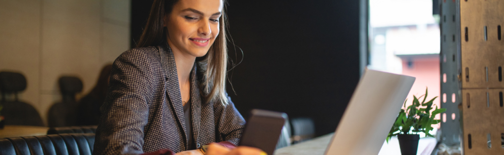 10 Benefits of Using an Online Booking System for Your Aesthetics and Beauty Business 2 Client booking an aesthetic treatment online through a digital platform.