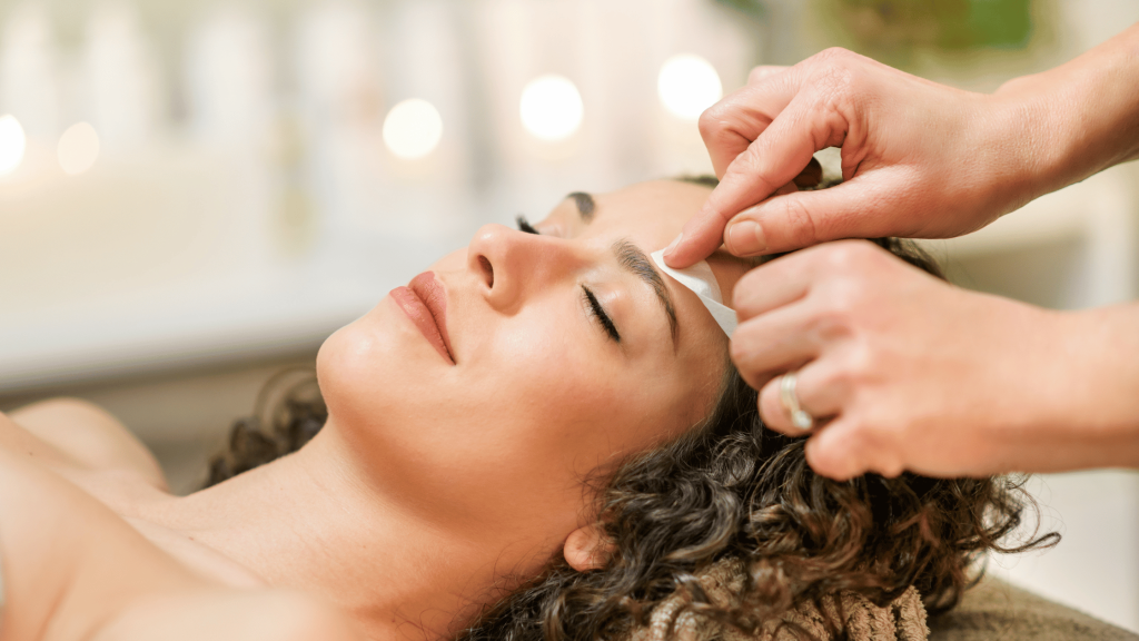 Faces | Discover the Best Method for Flawless Brows 1 Client having her eyebrows professionally shaped or treated in a clinic setting.